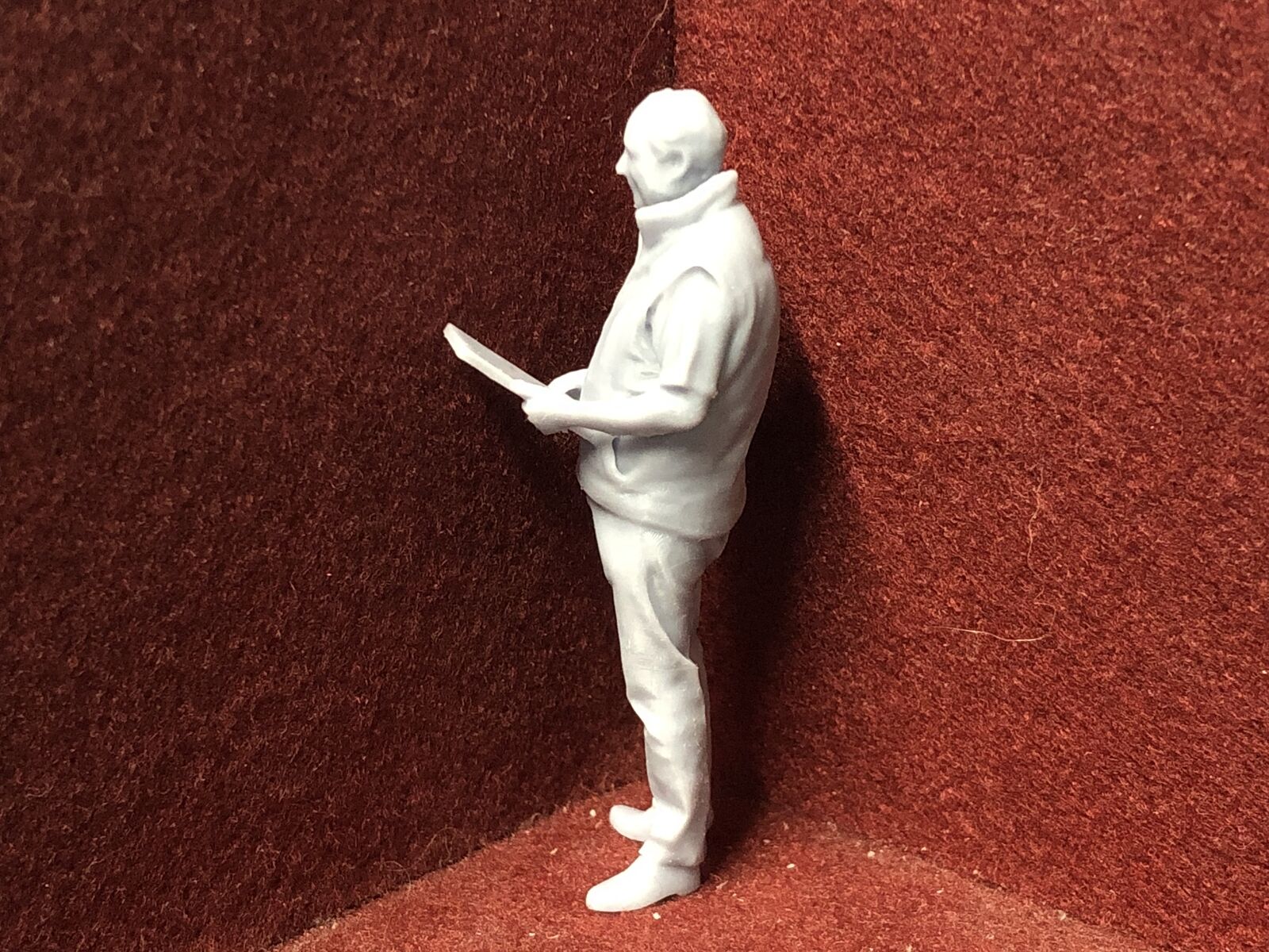 Unpainted G-scale 1:22.5 GN15 3D-scanned male figure holding a clipboard for model railway layouts