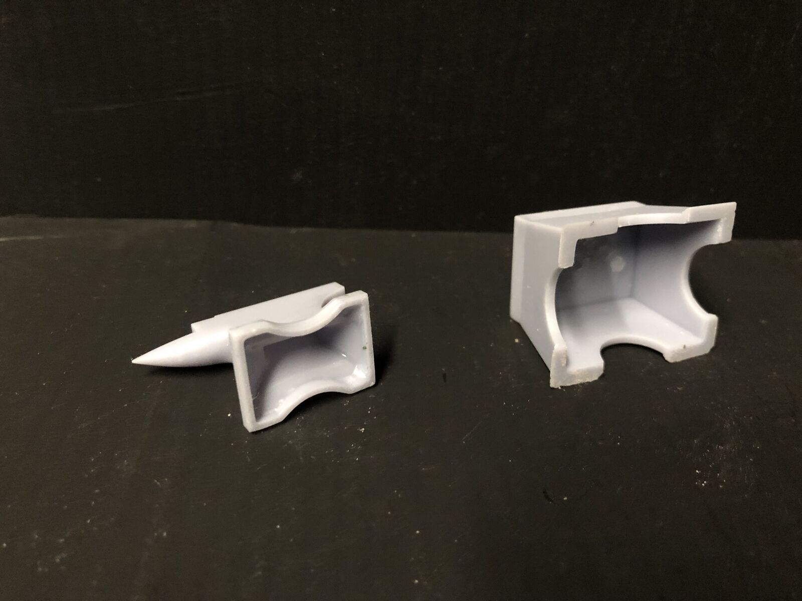 GN15 G scale resin model anvil with separate rectangular base for workshop or farrier dioramas, supplied unpainted and unassembled