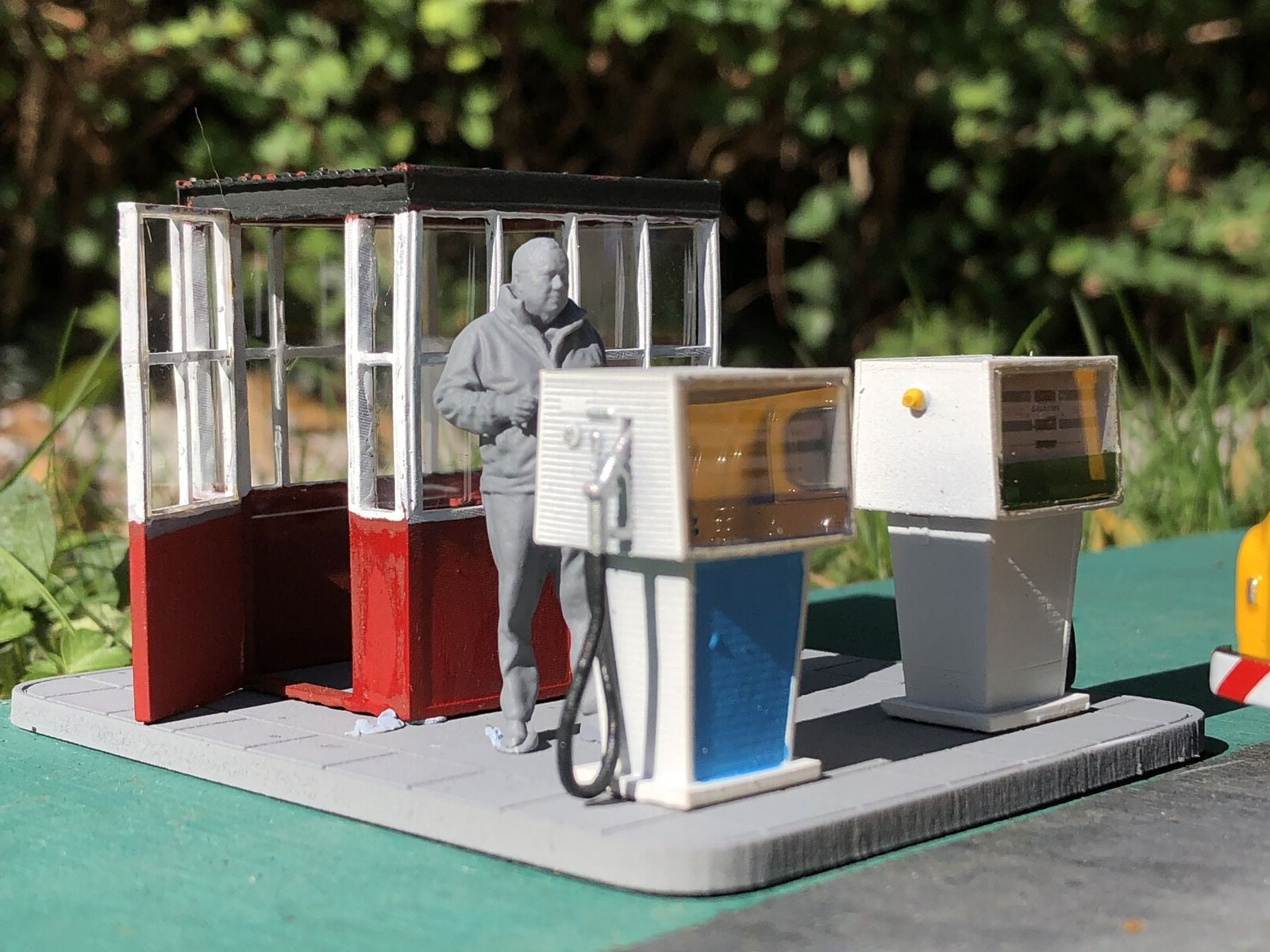 O / O16.5 7mm gauge country petrol station kit with hut, two fuel pumps, owner figure and accessories for model railways