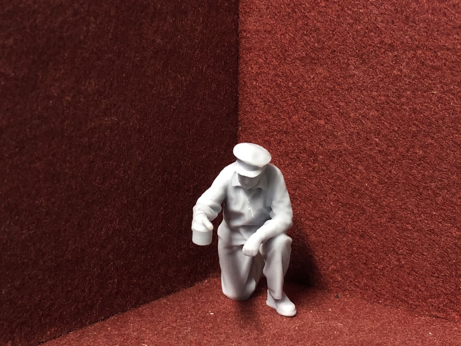 G-scale 1:22.5 mechanic figure for GN15 model railways, kneeling with oiler in hand, approx 47mm tall