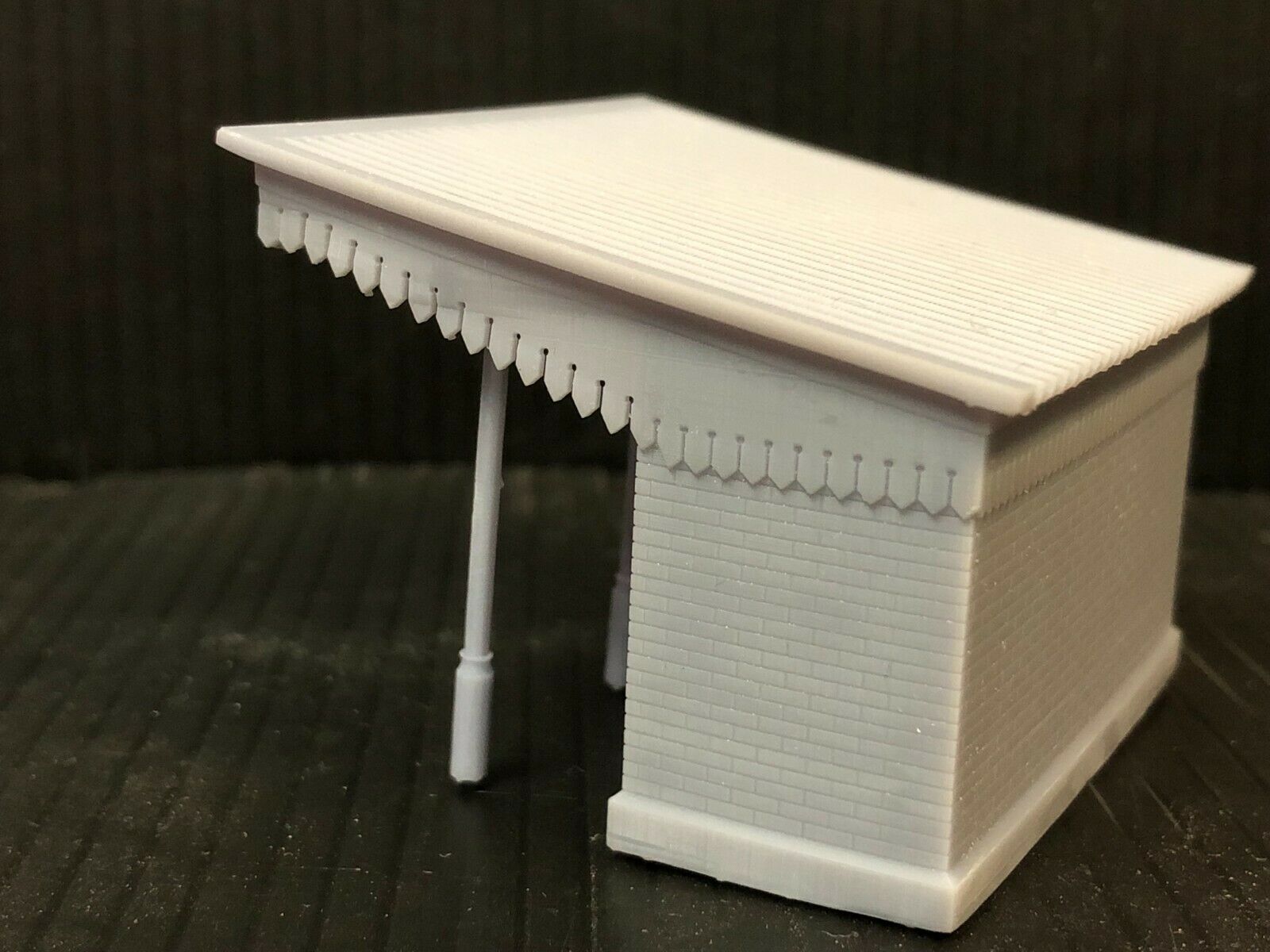 OO9/OO/HO scale Sandplace station halt building kit with separate columns, modelled on the Looe Valley line station