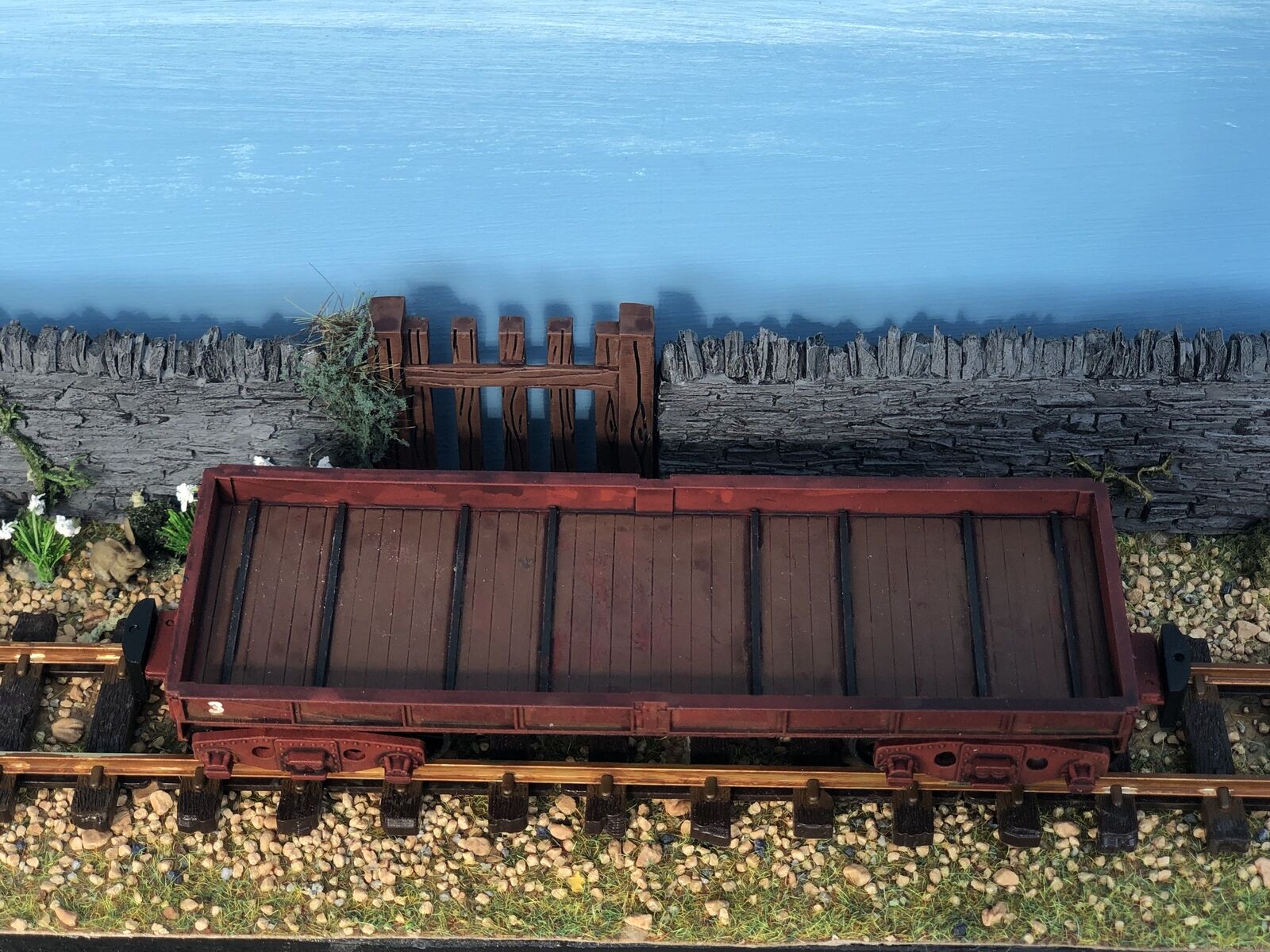Gn15 narrow gauge bogie plate wagon kit with detailed flat deck, bogie wheels and NEM coupler pockets