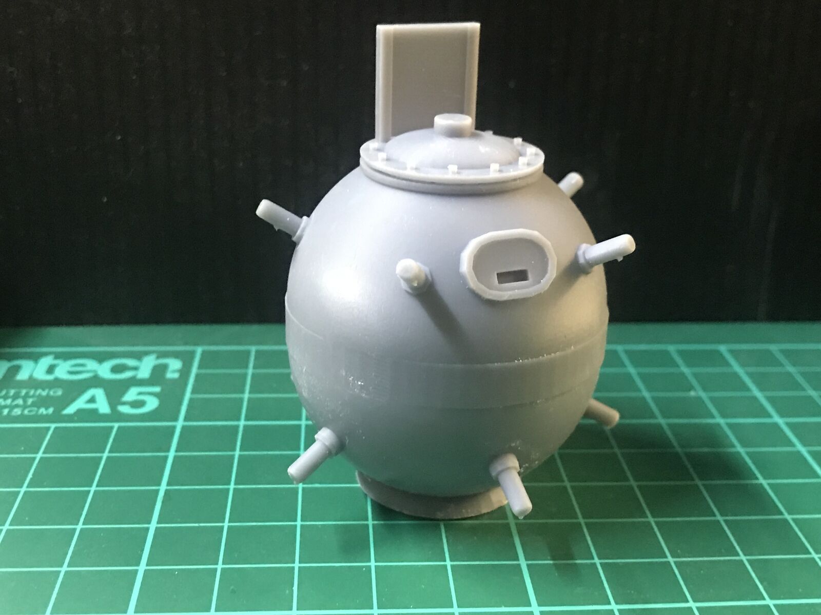 Unpainted G-scale seaside mine and seafront telescope resin kit suitable for G scale and GN15 narrow gauge model railway layouts