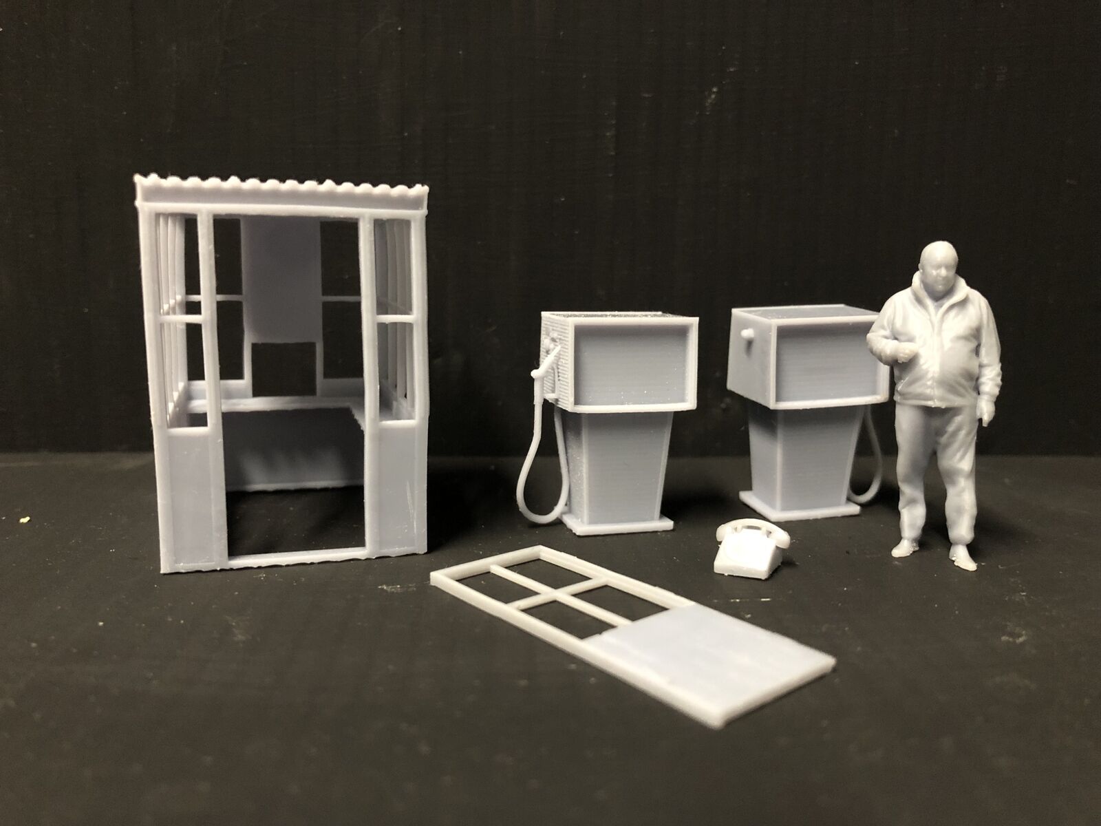 O / O16.5 7mm gauge country petrol station kit with hut, two fuel pumps, owner figure and accessories for model railway layouts