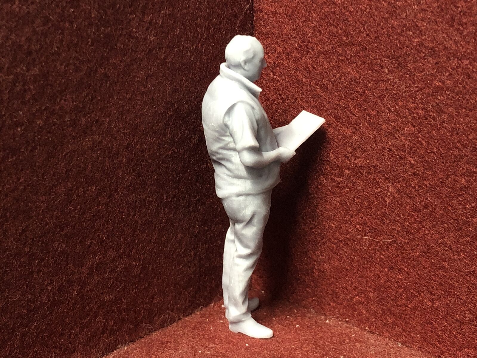 Unpainted G scale 1:22.5 GN15 3D-scanned male figure holding a clipboard for model railway layouts