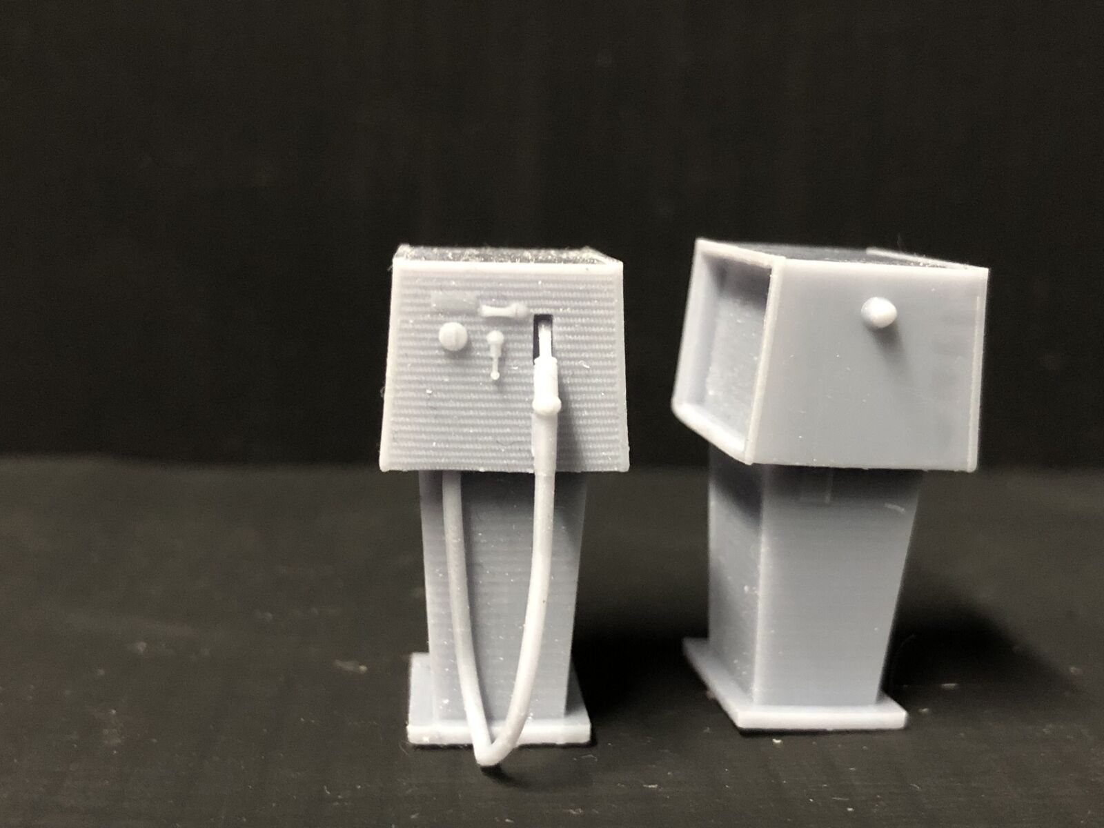 O / O16.5 7mm scale country petrol station kit with hut, two fuel pumps, owner figure and detailing parts for model railways