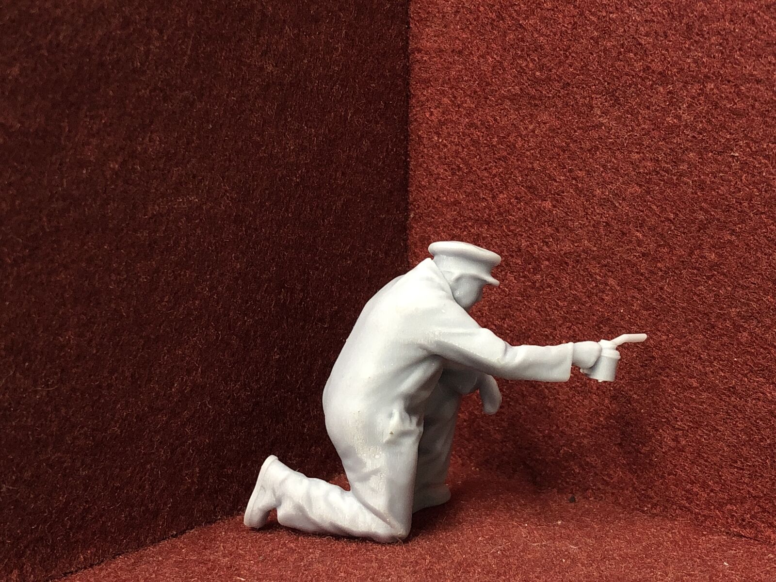 G-scale 1:22.5 kneeling mechanic figure with oiler for GN15 narrow gauge model railway layouts