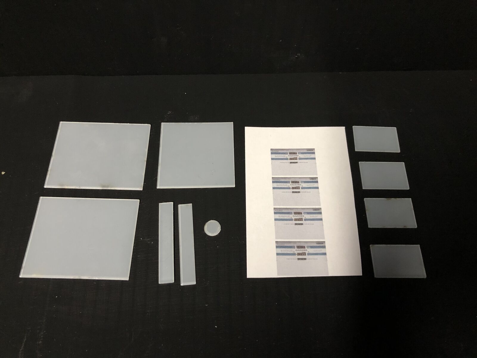 O / O16.5 7mm scale country petrol station kit with hut, two fuel pumps, owner figure and detailing parts for model railways