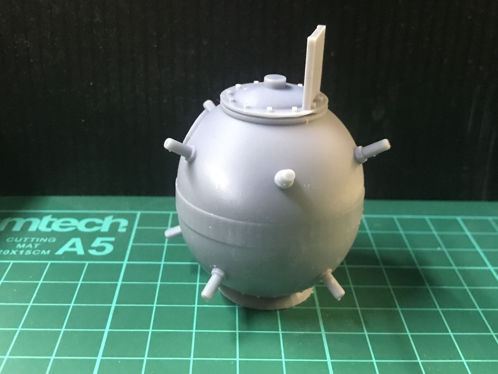 Unpainted G-scale seaside mine and seafront telescope resin kit suitable for GN15 narrow gauge model railway layouts