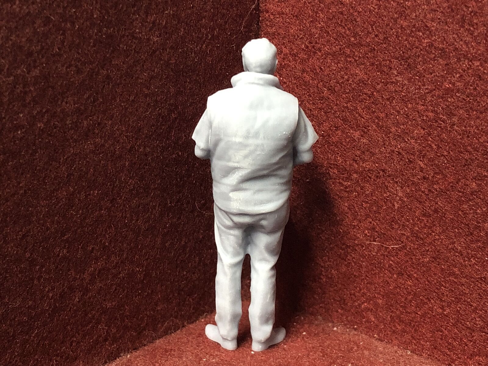 Unpainted G-scale 1:22.5 GN15 3D-scanned male figure holding a clipboard for model railway layouts