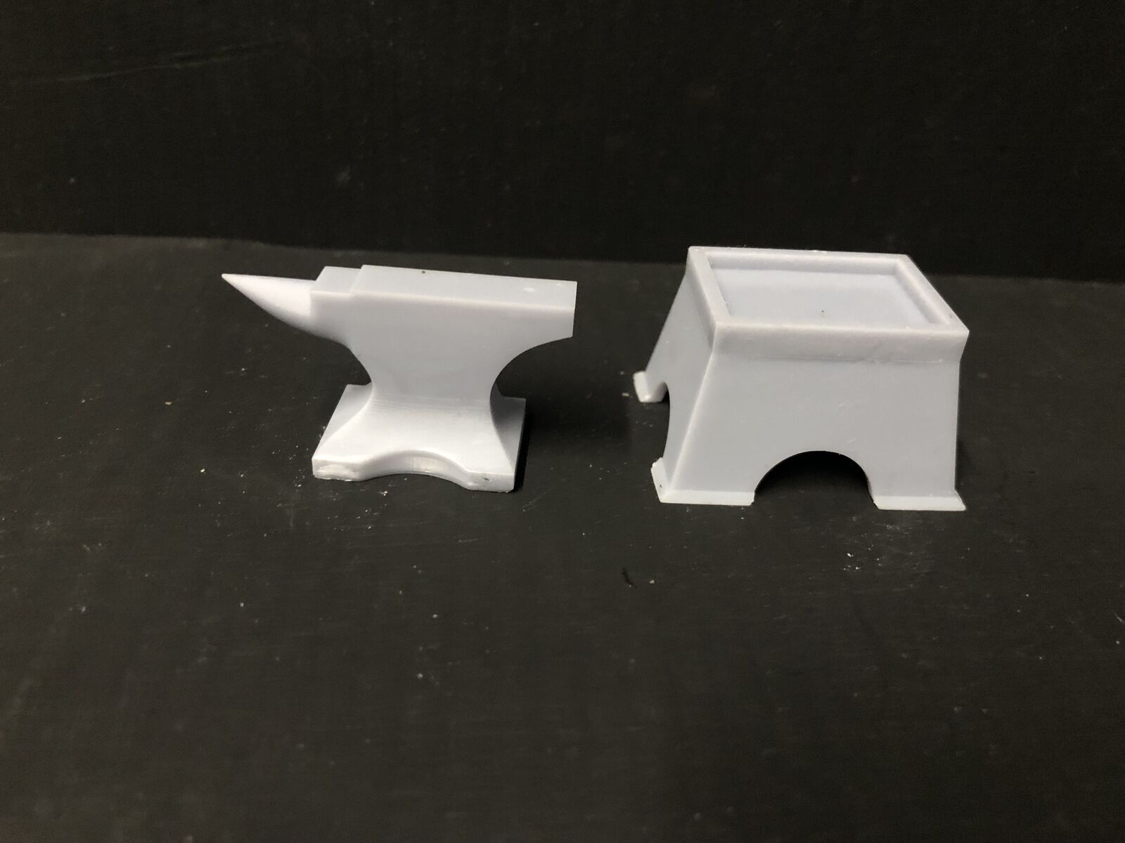 GN15 G scale resin model anvil and separate base for workshop or farrier scenes, supplied unpainted for detailing
