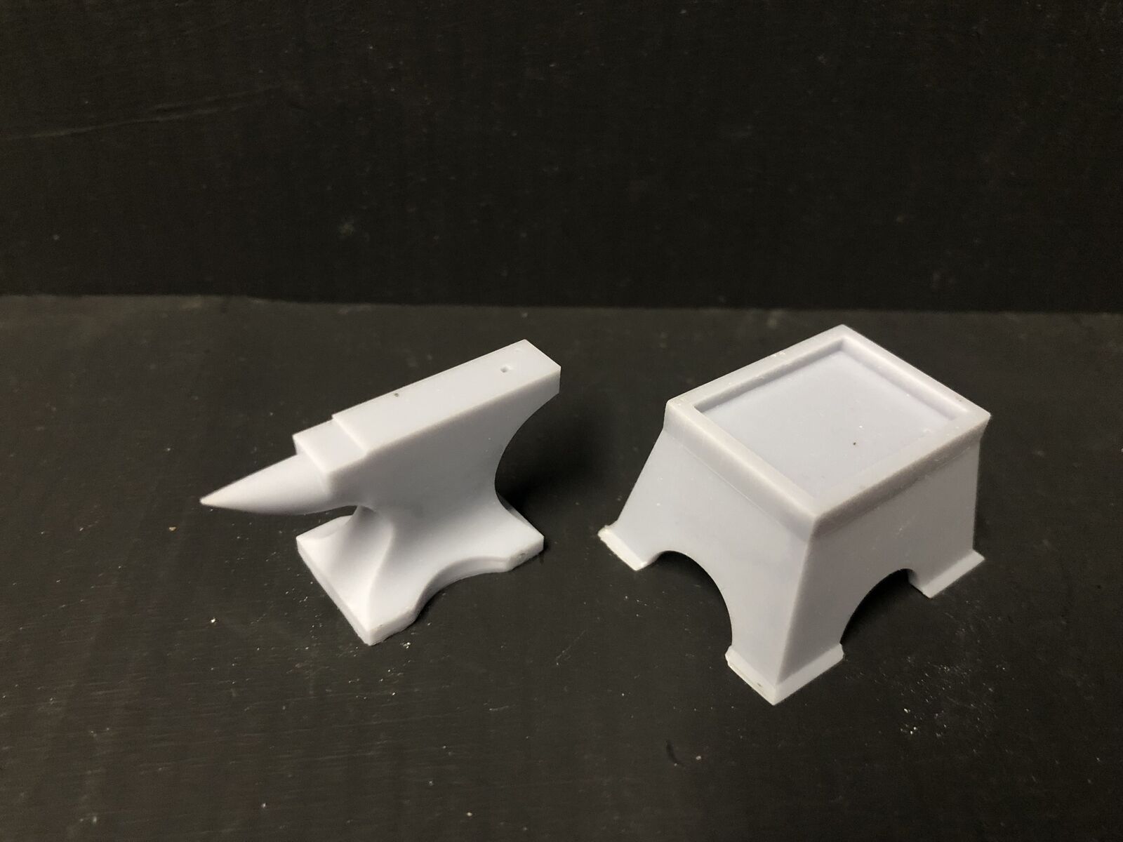 GN15 G scale resin model anvil and separate base for workshop or farrier scenes, supplied unpainted for detailing.