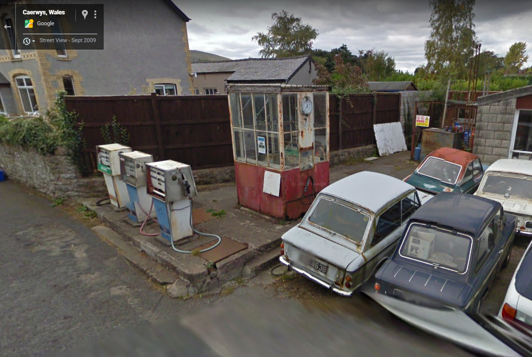 O / O16.5 7mm gauge country petrol station kit with hut, two fuel pumps, owner figure and details for model railway layouts