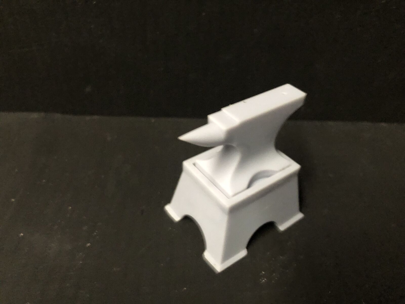 GN15 G scale resin model anvil and separate base for workshop or farrier dioramas, supplied unpainted and ready for detailing