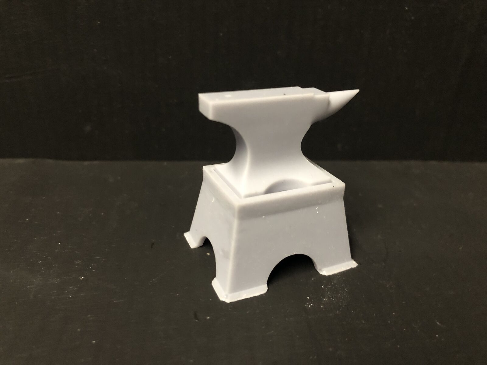 GN15 G scale resin model anvil and separate base for workshop or farrier dioramas, supplied unpainted in grey.