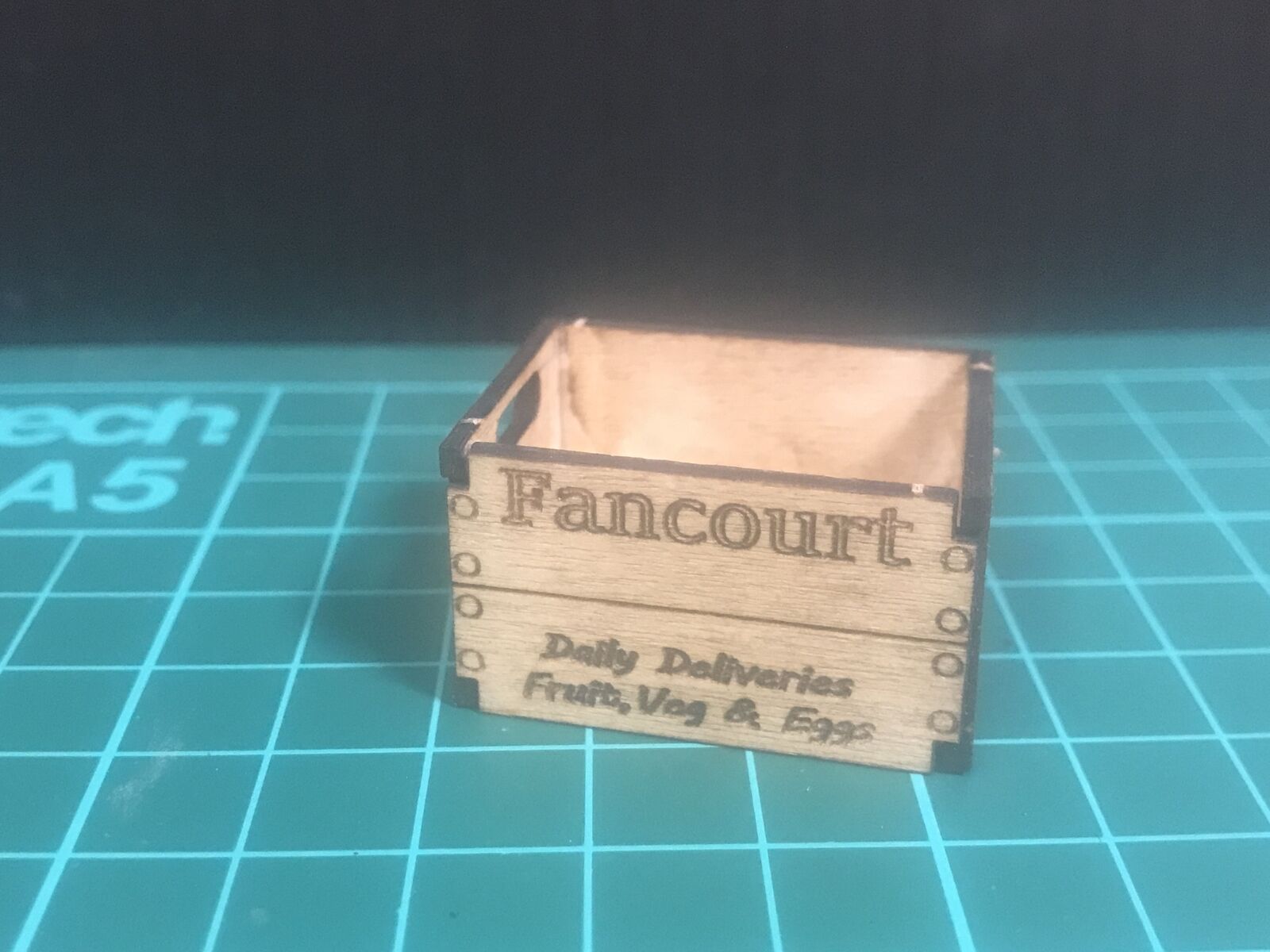 G scale and GN15 laser-cut wooden crate kit with 12 real wood crates in four different designs for model railways