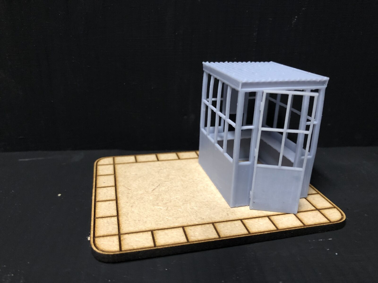 O / O16.5 7mm gauge country petrol station kit with hut, two fuel pumps, owner figure and accessories for model railway layouts