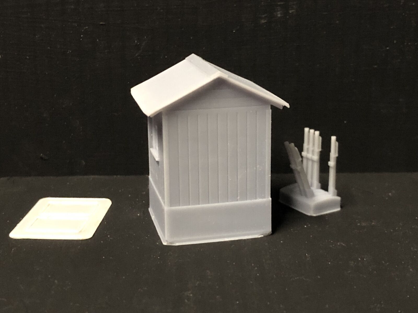 OO9/OO/HO scale resin model railway signalman’s hut kit with separate roof, glazing and interior lever frame