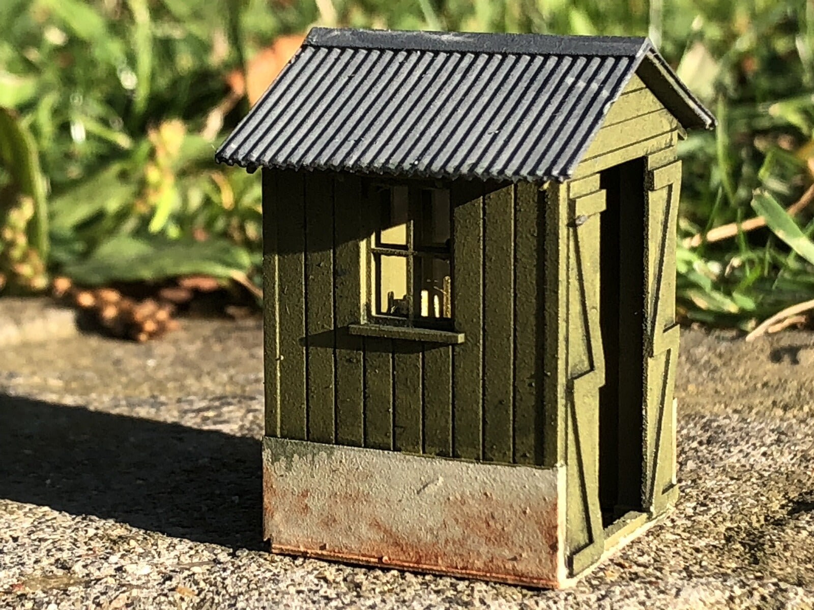 OO9/OO/HO scale resin model railway signalman’s hut kit with separate roof, glazing and interior lever frame for layout detailing