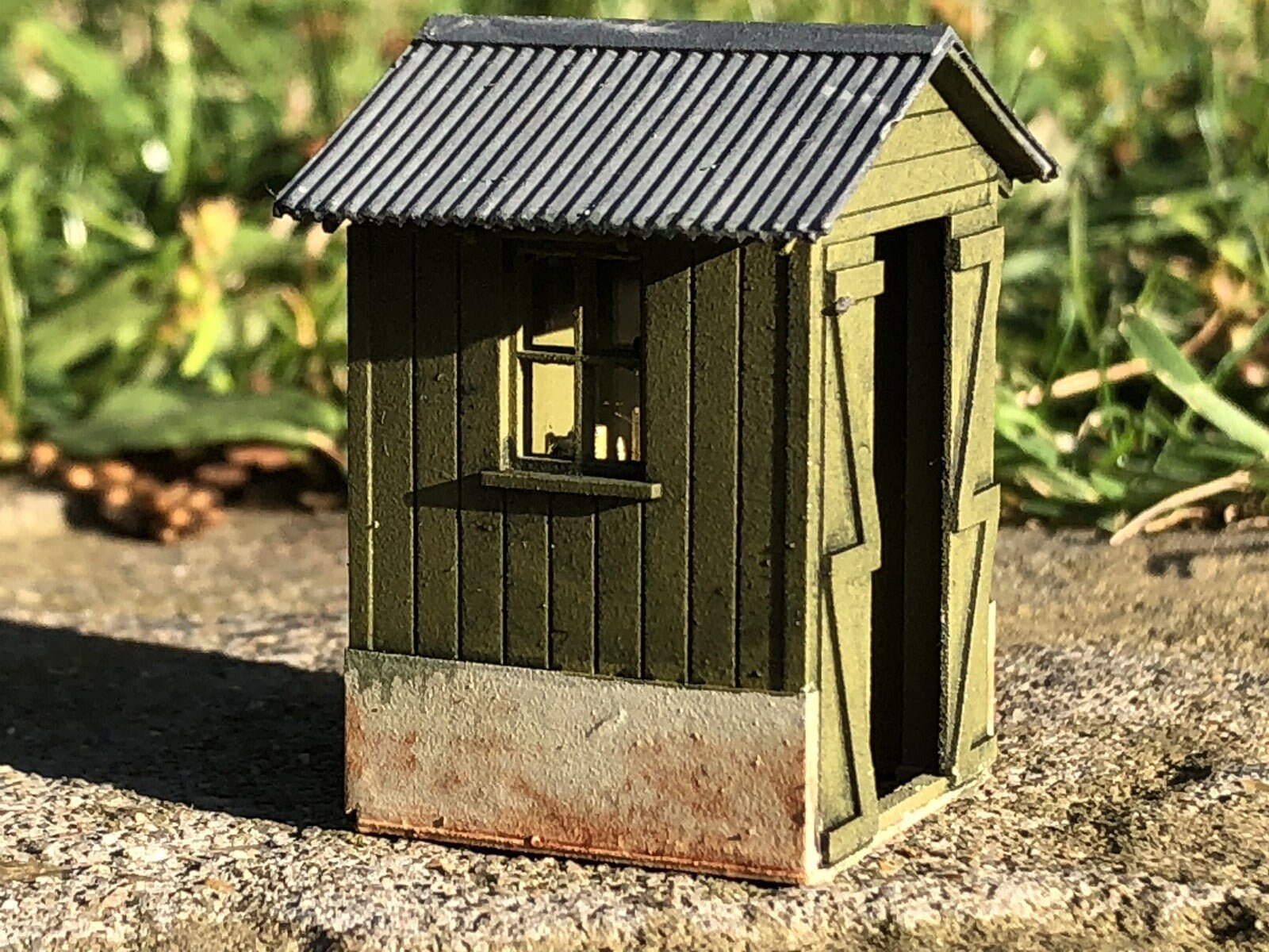 OO9/OO/HO scale resin model railway signalman’s hut kit with separate roof, glazing and interior lever frame