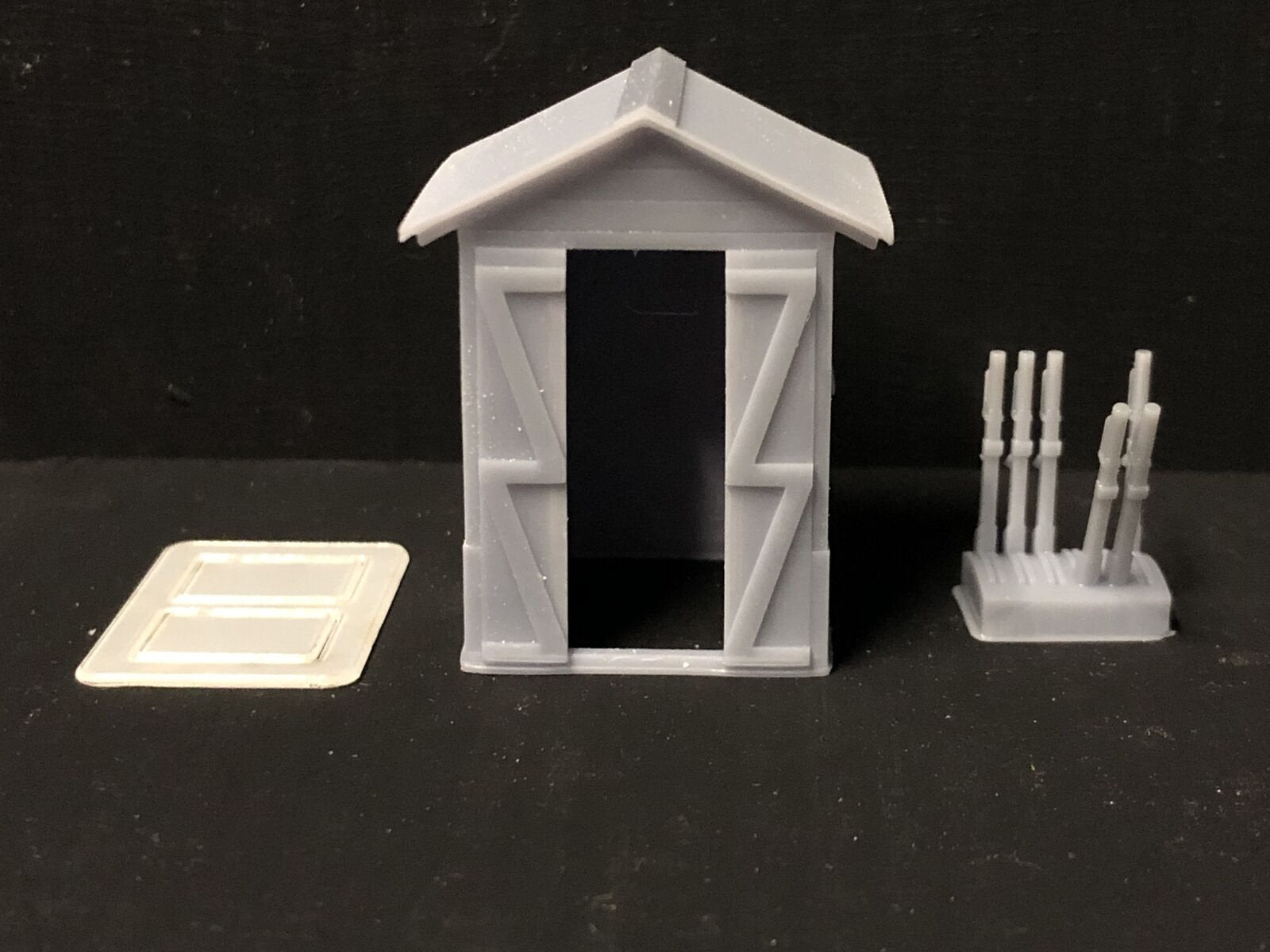 OO9/OO/HO scale resin model railway signalman’s hut kit with separate roof, glazing and interior lever frame