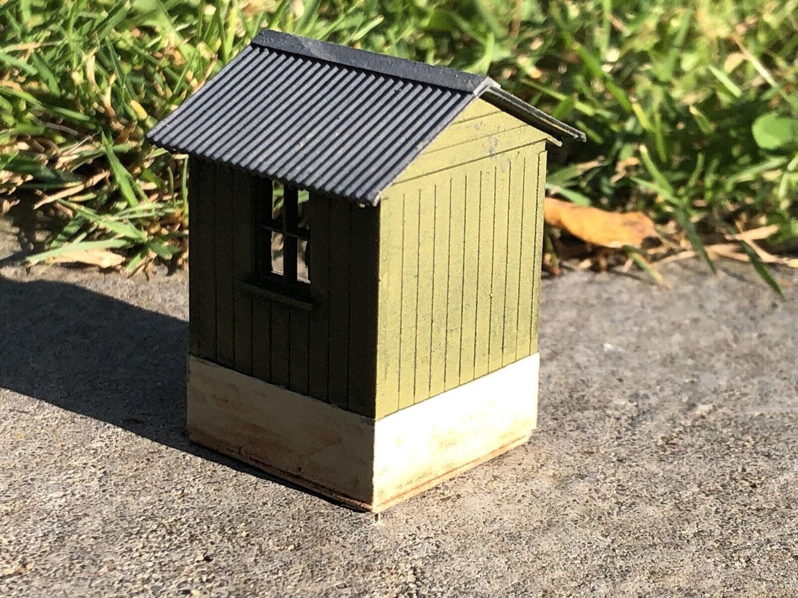 OO9/OO/HO scale resin model railway signalman’s hut kit with separate roof, glazing and interior lever frame