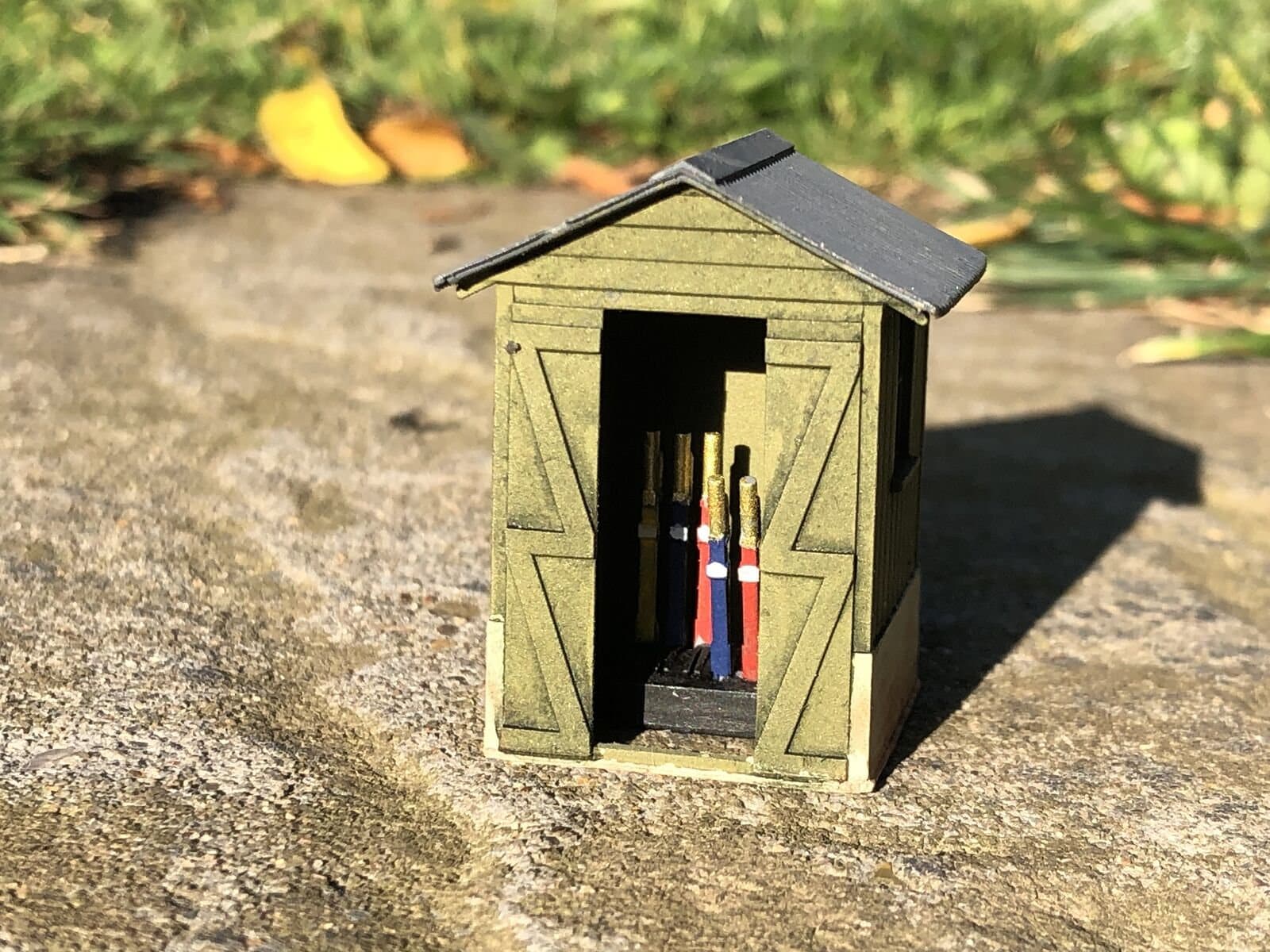 OO9/OO/HO scale resin model railway signalman’s hut kit with separate roof, glazing and interior lever frame