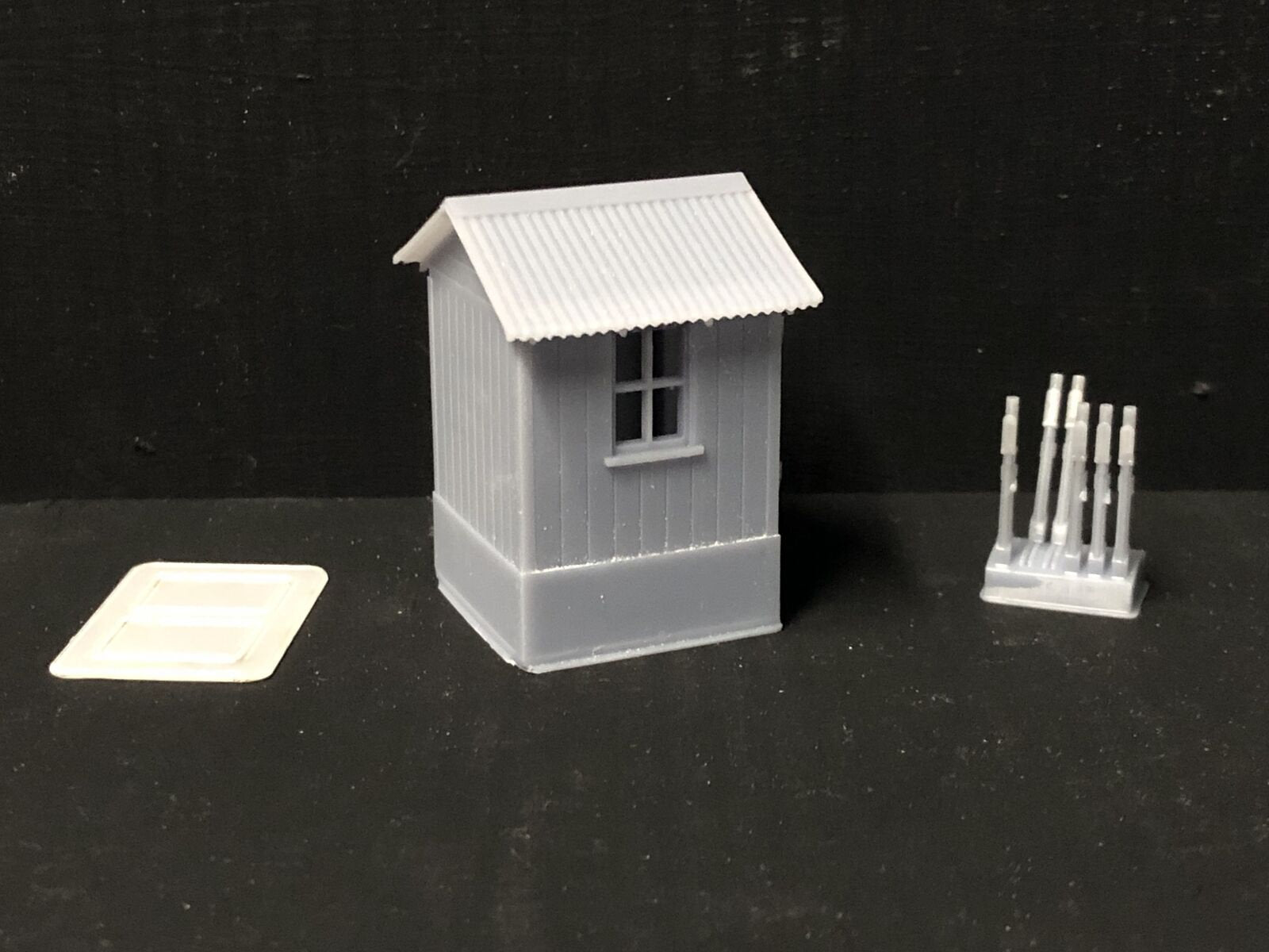 OO9/OO/HO scale resin model railway signalman’s hut kit with separate roof, glazing and interior lever frame