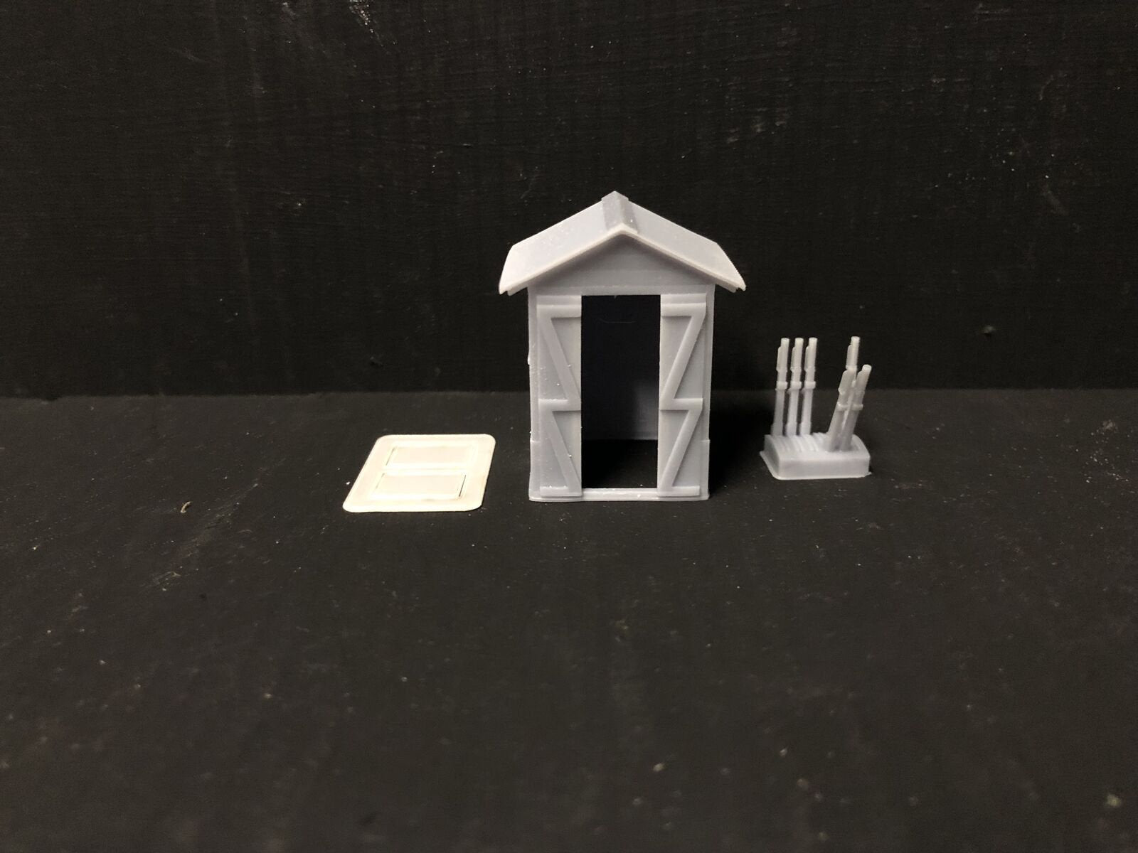 OO9/OO/HO scale resin model railway signalman’s hut kit with separate roof, glazing and interior lever frame